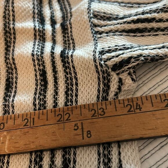 Storia Striped Black and White cropped top with raw hem size small oversized - Picture 4 of 5